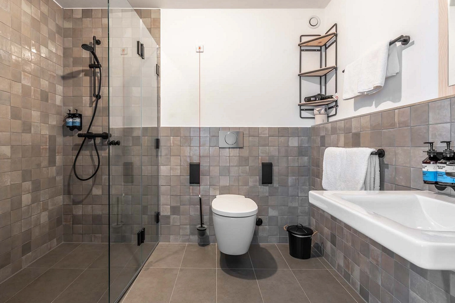 Nowoczesna łazienka w stonowanej kolorystyce od Marazzi